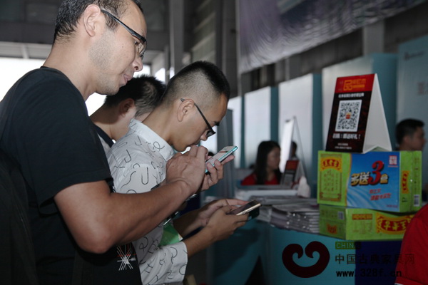 东莞名家具展上,《品牌红木》杂志准备了多项游戏与大家进行互动 东莞名家具展上,《品牌红木》杂志准备了多项游戏与大家进行互动