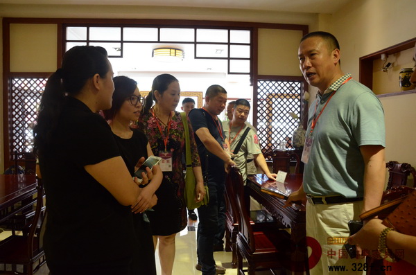 数百位红木家具经销商实地走访大涌红木家具十里名店街品鉴会推荐名企 数百位红木家具经销商实地走访大涌红木家具十里名店街品鉴会推荐名企