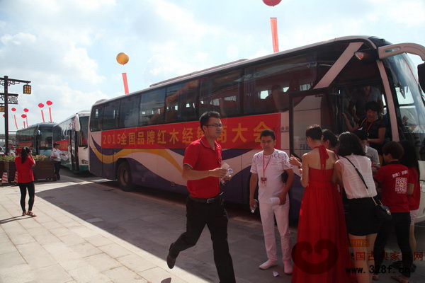 经销商大会所有经销商乘坐多辆大巴实地走访推荐名企 经销商大会所有经销商乘坐多辆大巴实地走访推荐名企