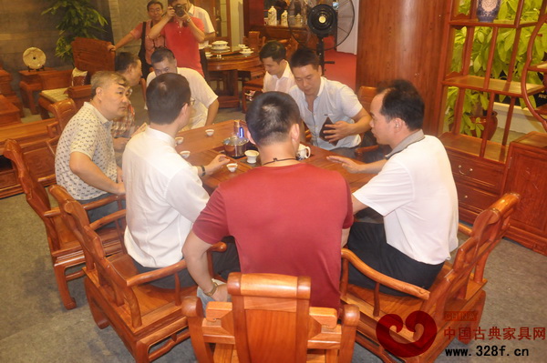 广东省家具协会会长王克,中山市大涌镇党委书记黄红全,原故宫博物院文保科技部主任曹静楼,广东省家具协会副会长李礼及红博城董事长林孟礼、弘木传媒CEO林伟华与天工隽品董事长林子昌在天工隽品位于红博城的展厅内交流中山红木产业发展现状 广东省家具协会会长王克,中山市大涌镇党委书记黄红全,原故宫博物院文保科技部主任曹静楼,广东省家具协会副会长李礼及红博城董事长林孟礼、弘木传媒CEO林伟华与天工隽品董事长林子昌在天工隽品位于红博城的展厅内交流中山红木产业发展现状