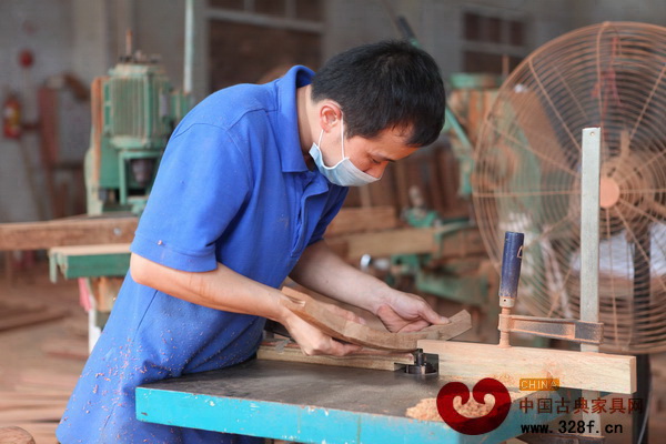 戴为红木的工匠们在产品制作时都极为投入，眼神十分坚定