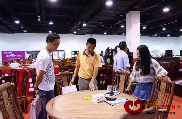消费者在现场采购红木家具 消费者在现场采购红木家具