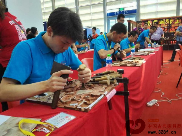 参赛者全神贯注雕刻手中的作品 参赛者全神贯注雕刻手中的作品
