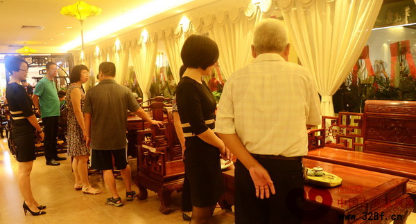 开业当日,南枝红红木广州马会家居店以亲民的价格,完美的工艺迎来了众多红木爱好的问询 开业当日,南枝红红木广州马会家居店以亲民的价格,完美的工艺迎来了众多红木爱好的问询