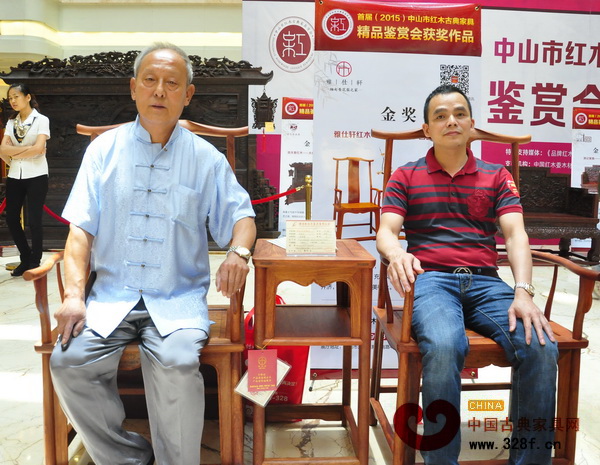 雅仕轩红木总经理陈君与故宫家具修复专家、古典家具传承工艺大师王秀林(左)在精品区合影 雅仕轩红木总经理陈君与故宫家具修复专家、古典家具传承工艺大师王秀林(左)在精品区合影