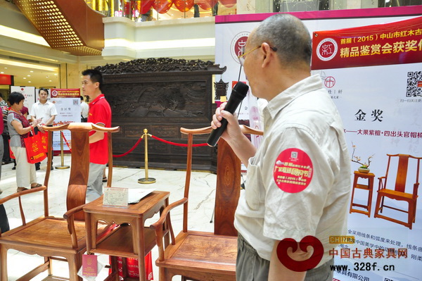 中国高等家具设计专业创始人胡景初点评雅仕轩红木获奖作品《四出门官帽椅》时,称其造型、工艺都很到位 中国高等家具设计专业创始人胡景初点评雅仕轩红木获奖作品《四出门官帽椅》时,称其造型、工艺都很到位