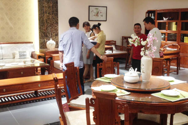 东成红木罗浮宫旗舰店吸引不少消费者选购红木家具 东成红木罗浮宫旗舰店吸引不少消费者选购红木家具