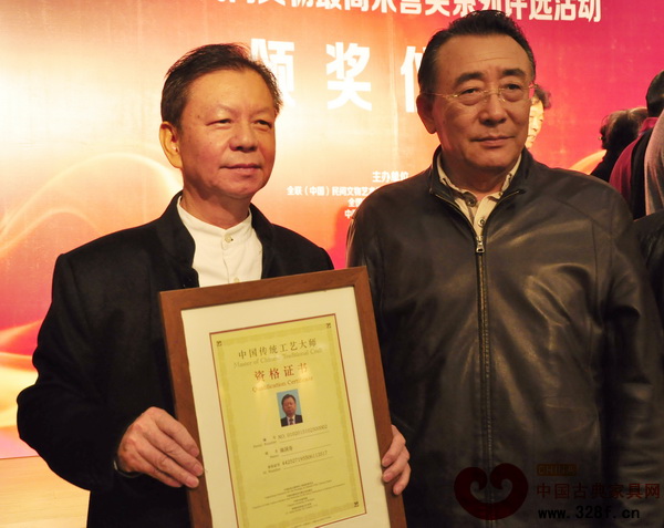 国寿红木董事长陈国寿荣获“中国传统工艺大师”后,在现场与全国工商联第十届执行副主席宋北杉(右)合影 国寿红木董事长陈国寿荣获“中国传统工艺大师”后,在现场与全国工商联第十届执行副主席宋北杉(右)合影
