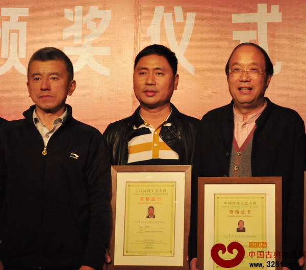 中央电视台《寻宝》栏目总导演李建伟(左三)与东阳卓木王红木董事长杜承三(右三)、中山红古轩生产厂长李仲良(左四)合影 中央电视台《寻宝》栏目总导演李建伟(左三)与东阳卓木王红木董事长杜承三(右三)、中山红古轩生产厂长李仲良(左四)合影
