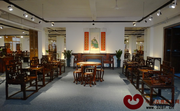 鲁班木艺新展厅内摆放了众多红木家具精品 鲁班木艺新展厅内摆放了众多红木家具精品