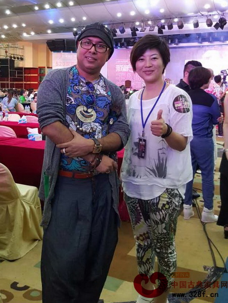 饶颖与著名室内设计师、庐山西海(国际)艺术学院副院长穆拉德在培训会留影 饶颖与著名室内设计师、庐山西海(国际)艺术学院副院长穆拉德在培训会留影