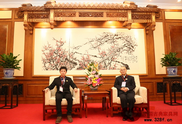 会议开始前南枝红红木总经理余鹤天向中国高等家具设计专业创始人胡景初(右)请教家具设计问题,并合影留念 会议开始前南枝红红木总经理余鹤天向中国高等家具设计专业创始人胡景初(右)请教家具设计问题,并合影留念