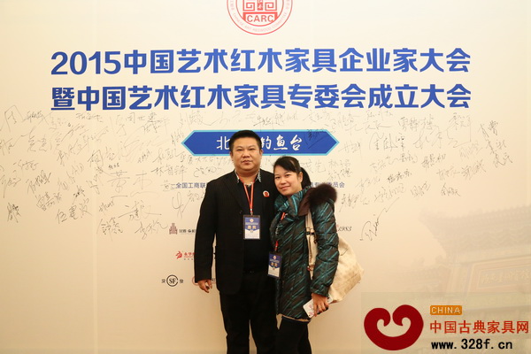 钧福楼董事长李锦先和董事长夫人吴幼萍在签到处留影 钧福楼董事长李锦先和董事长夫人吴幼萍在签到处留影