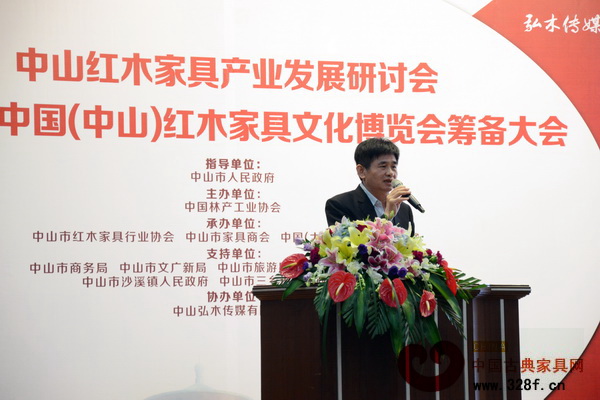 大涌镇党委委员谢巧明在筹备大会上分享了全国重点红木家具产区考察行的经验 大涌镇党委委员谢巧明在筹备大会上分享了全国重点红木家具产区考察行的经验
