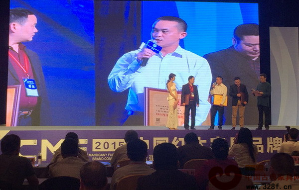 天工隽品董事长林子昌(左三)接受广东电视台主持人央金采访 天工隽品董事长林子昌(左三)接受广东电视台主持人央金采访