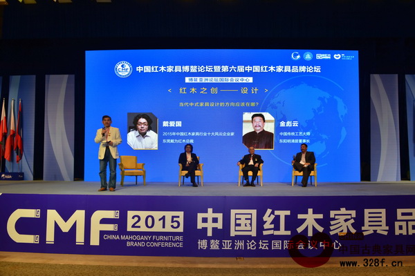中国红木家具博鳌论坛第二轮”红木之创:设计“由家具行业资深媒体人王周(左一)主持,中南林业科技大学博士生导师胡景初(右二)在论坛上分享了中式家具的两大特点 中国红木家具博鳌论坛第二轮”红木之创:设计“由家具行业资深媒体人王周(左一)主持,中南林业科技大学博士生导师胡景初(右二)在论坛上分享了中式家具的两大特点