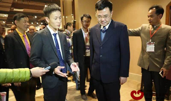 中山市委书记薛晓峰(右二)、中山市大涌镇党委书记黄红全(右一)等领导嘉宾以及媒体朋友参观区氏臻品展厅 中山市委书记薛晓峰(右二)、中山市大涌镇党委书记黄红全(右一)等领导嘉宾以及媒体朋友参观区氏臻品展厅