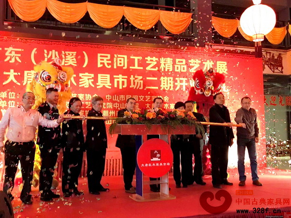一众领导现场进行推杆仪式，意味着大唐红木家具市场二期即将盛装起航