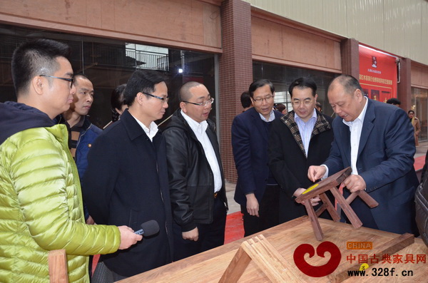 全国工商联常委、原广东省工商联主席黄三和（右一），沙溪镇党委副书记、镇长陈顺葆（左二），沙溪镇党委委员肖亦宁（右二）、大唐红木家具市场总经理方君扬（右四）参观榫卯结构技艺邀请赛相关作品