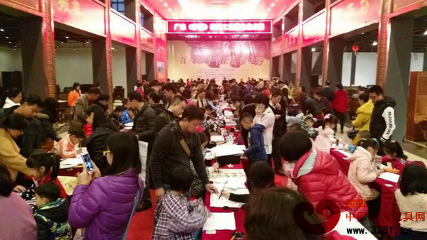 第二届“大唐杯”百人亲子书法绘画大赛吸引了众多亲子参与
