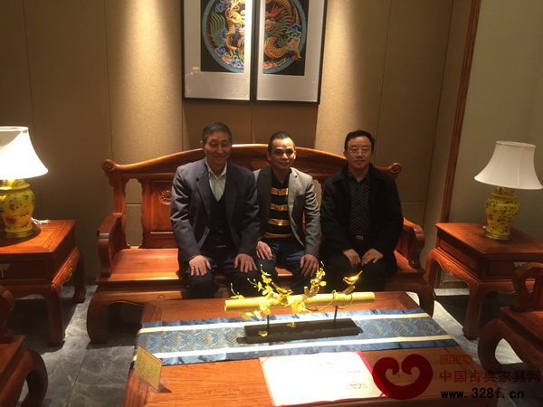 雅仕轩红木总经理陈君(中)与原故宫博物院文保科技部主任、中国著名红木专家曹静楼(左),华南农业大学博士生导师李凯夫(右)合影 雅仕轩红木总经理陈君(中)与原故宫博物院文保科技部主任、中国著名红木专家曹静楼(左),华南农业大学博士生导师李凯夫(右)合影