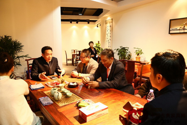 集古韵今总经理陈新平向莅临展厅参观的专家详细介绍集古韵今的产品理念 集古韵今总经理陈新平向莅临展厅参观的专家详细介绍集古韵今的产品理念