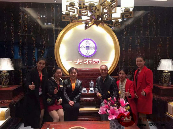 集古韵今销售团队与原故宫家具修复专家王秀林(右三)、明清家具鉴赏专家马清竹(左三)合影 集古韵今销售团队与原故宫家具修复专家王秀林(右三)、明清家具鉴赏专家马清竹(左三)合影