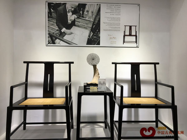 广交会展馆B区展厅中“广作”红木家具 广交会展馆B区展厅中“广作”红木家具