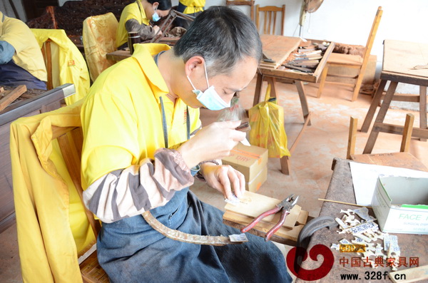这些字都是工匠耐心用锼弓子一个个锯出来的 这些字都是工匠耐心用锼弓子一个个锯出来的