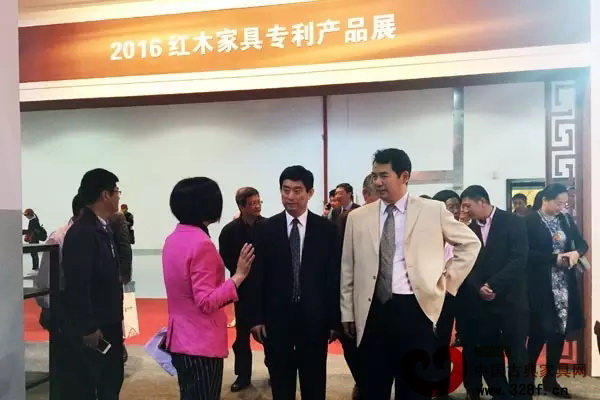 开幕式后，中国林业产业联合会副会长兼秘书长、中国林产工业协会执行会长王满（右一），中国家具协会理事长朱长岭（右二）参观展馆