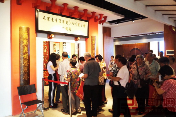 启动仪式后,游客们自由参观红博城 启动仪式后,游客们自由参观红博城