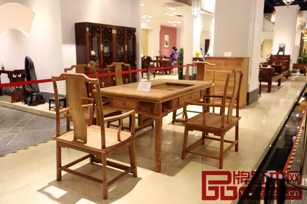 南枝红红木旗舰店内展示的光身缅甸花梨明式茶台 南枝红红木旗舰店内展示的光身缅甸花梨明式茶台