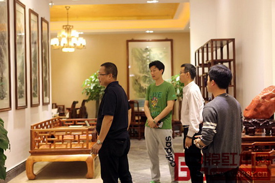区楚良在南枝红红木旗舰店内参观 区楚良在南枝红红木旗舰店内参观