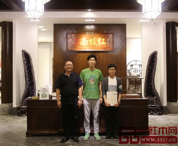 中国男足国家队助理教练区楚良(中)与南枝红红木董事长余武生(左)总经理余鹤天(右)在南枝红红木旗舰店内合影留念 中国男足国家队助理教练区楚良(中)与南枝红红木董事长余武生(左)总经理余鹤天(右)在南枝红红木旗舰店内合影留念