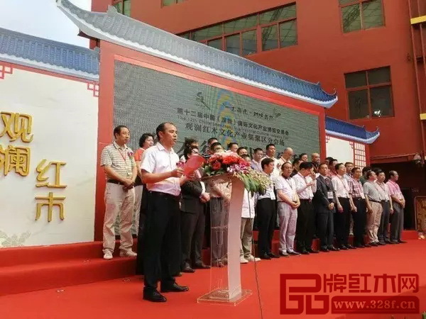 深圳市红木文化艺术协会常务副会长、万盛宇红木董事长蒋桢全在讲话中指出深圳文博会对于观澜红木产业实现创新驱动发展的重要意义