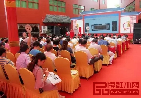 红木艺术品慈善拍卖会在万盛宇红木文化广场举行 红木艺术品慈善拍卖会在万盛宇红木文化广场举行
