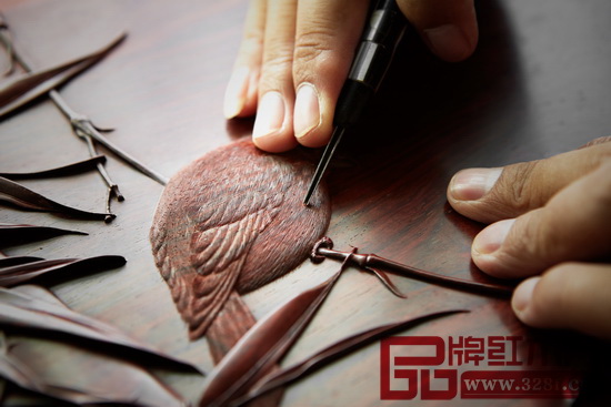 细致的雕刻是泰和园“丝翎檀雕”技艺的精髓所在 细致的雕刻是泰和园“丝翎檀雕”技艺的精髓所在