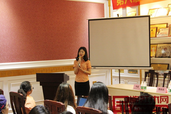 红古轩营销总监杨晶与华南农业大学的学子们畅谈新中式的风格特点
