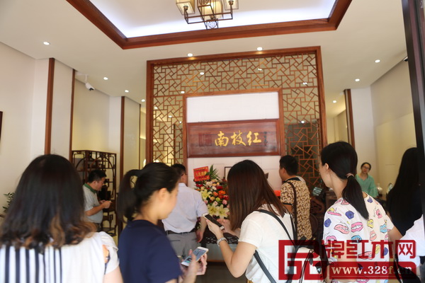 开张当天,南枝红红木阳江店吸引了众多年轻消费者的关注和赏鉴 开张当天,南枝红红木阳江店吸引了众多年轻消费者的关注和赏鉴