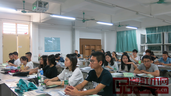 广州仲恺农业工程学院学子们认真听讲 广州仲恺农业工程学院学子们认真听讲