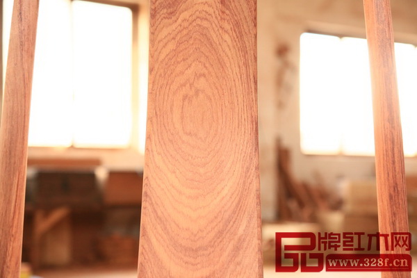 光素靠背板的椭圆形木纹完整且位置适中（区氏臻品供图）.JPG