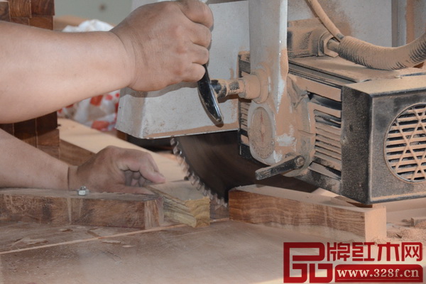 在检测中心工作人员的见证下,由龙博士员工现场裁样 在检测中心工作人员的见证下,由龙博士员工现场裁样