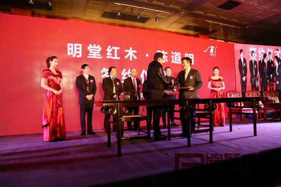 明堂红木高效开发陈道明品牌代言价值(图为中国著名表演艺术家陈道明成为明堂红木代言人) 明堂红木高效开发陈道明品牌代言价值(图为中国著名表演艺术家陈道明成为明堂红木代言人)