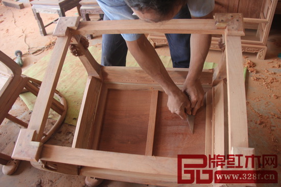 东成红木坚守108道繁杂细致的工序，至少花半年时间力求将每一个家具细节都做到极致完美