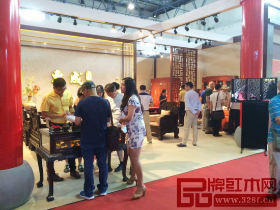 东成红木展馆人气爆满，吸引众多经销商和红木爱好者