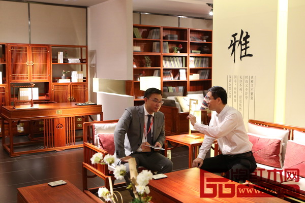 广东省家具协会会长王克(右)与国寿红木副董事长陈淦凡(左)交流行业信息 广东省家具协会会长王克(右)与国寿红木副董事长陈淦凡(左)交流行业信息
