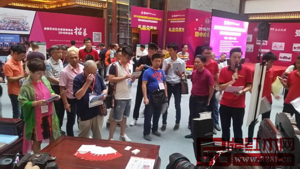 专家学者以及来自全国各地的经销商一同为顺泰轩·吉象门第《吉祥沙发》进行打分 专家学者以及来自全国各地的经销商一同为顺泰轩·吉象门第《吉祥沙发》进行打分