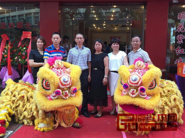 林木轩董事长朱南雄(左三)及妻子张丽青,加盟店负责人何美雅(左一),郑海鸥(左二),郑玉玲(右二),黄均和(右一)参加了开业典礼 林木轩董事长朱南雄(左三)及妻子张丽青,加盟店负责人何美雅(左一),郑海鸥(左二),郑玉玲(右二),黄均和(右一)参加了开业典礼