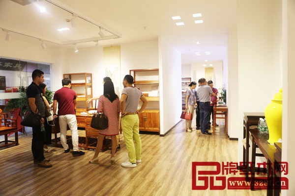 南枝红红木深圳店宾客络绎不绝 南枝红红木深圳店宾客络绎不绝