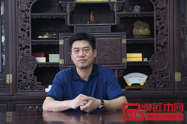 中国传统工艺大师、东阳新明红木董事长张新民精通木雕技术 中国传统工艺大师、东阳新明红木董事长张新民精通木雕技术